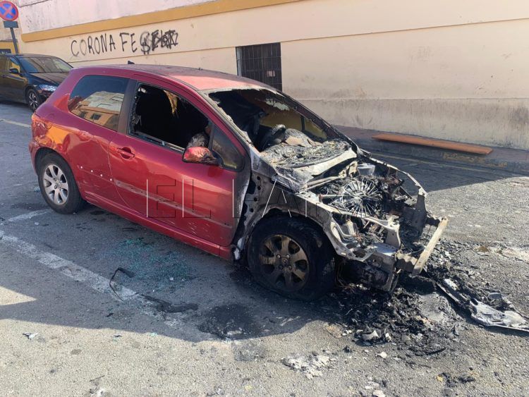 coche-vehiculo-quemado-rosales