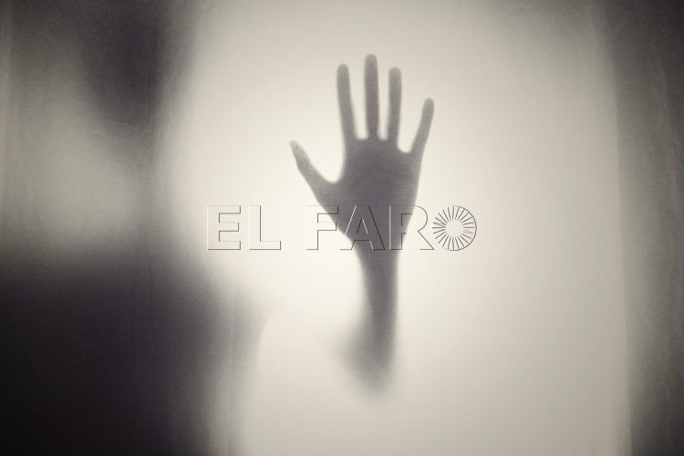 mano-espejo-oscuridad