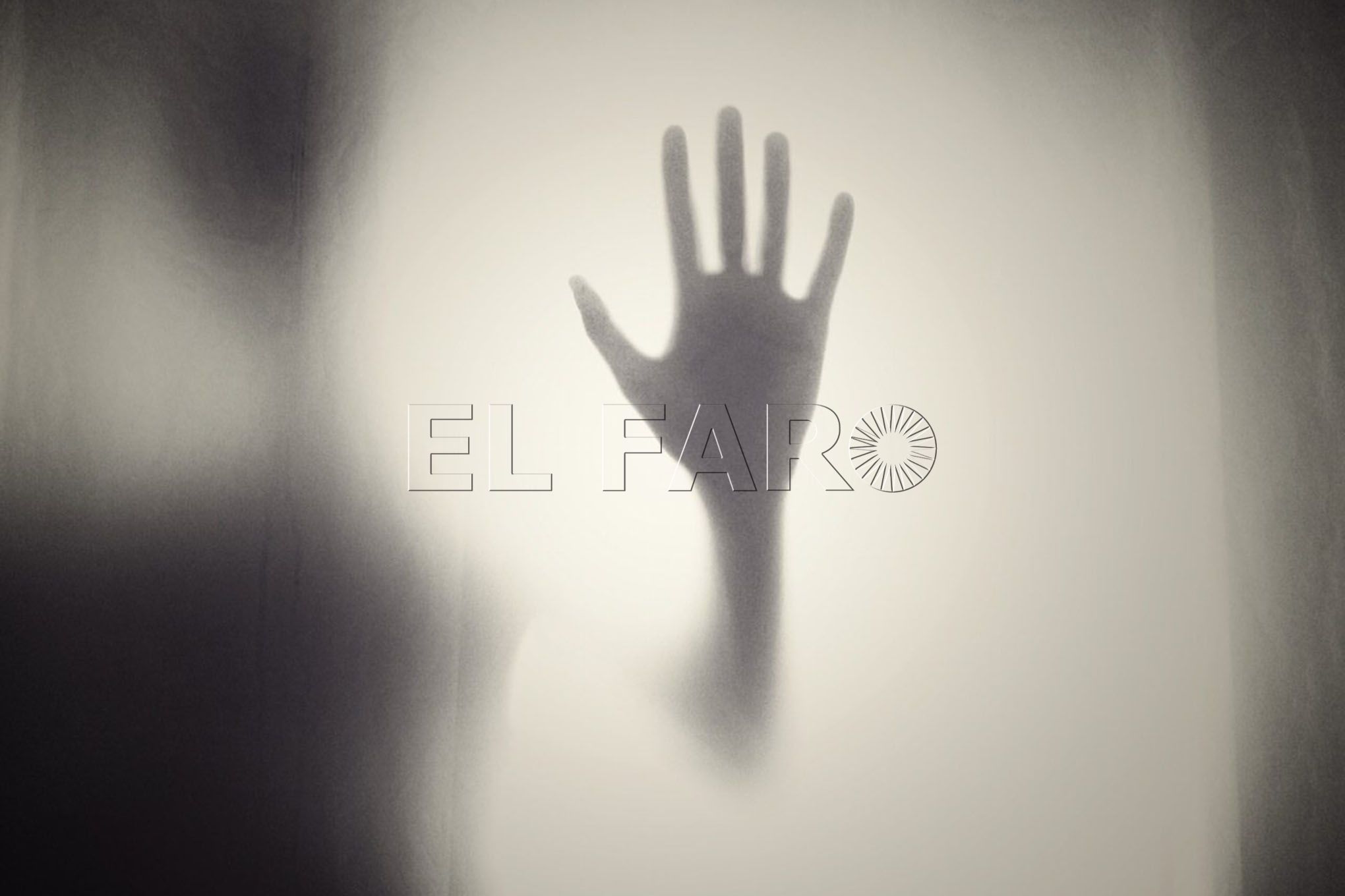 mano-espejo-oscuridad