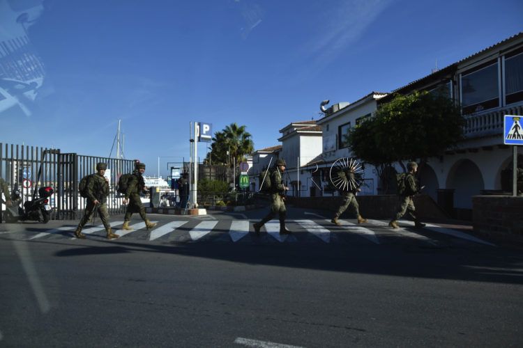 militares-paso-cebra-poblado-marinero
