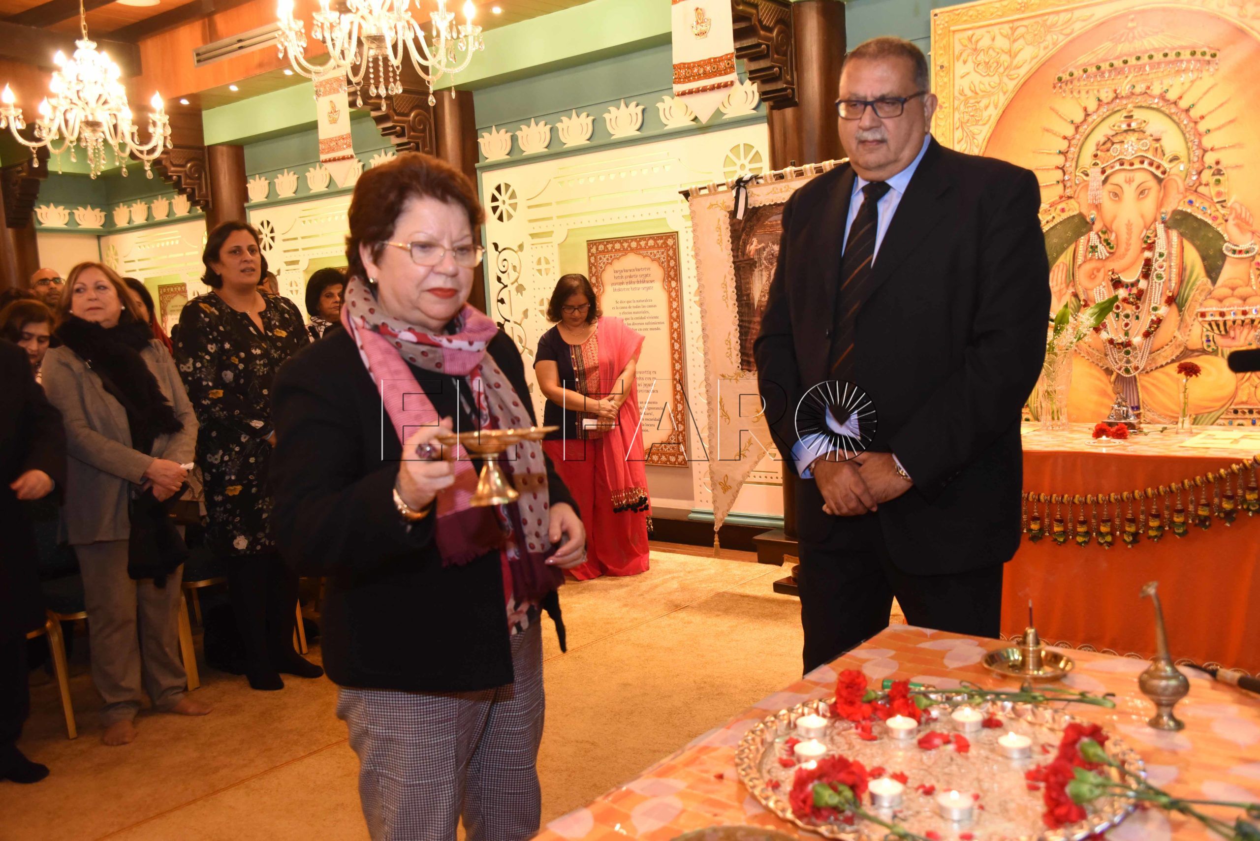 salvadora-mateos-delegada-gobierno-comunidad-hindu-diwali