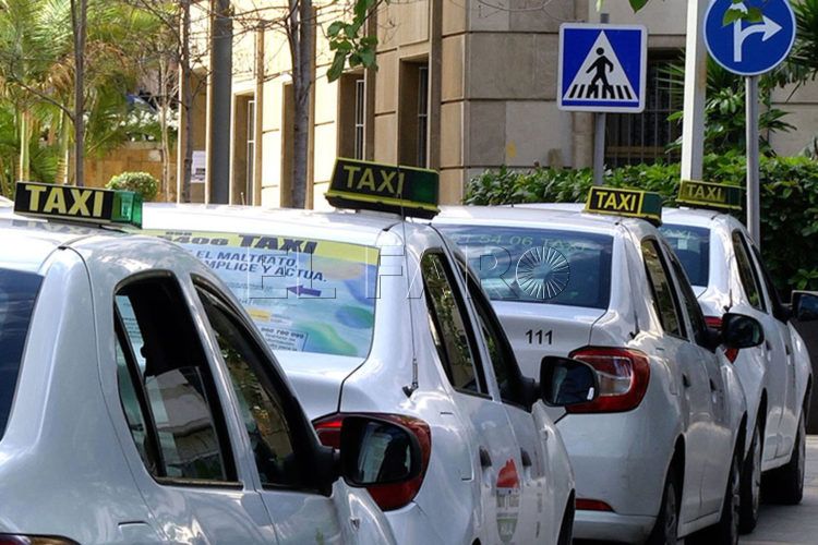 taxis-taxistas-coches-parados