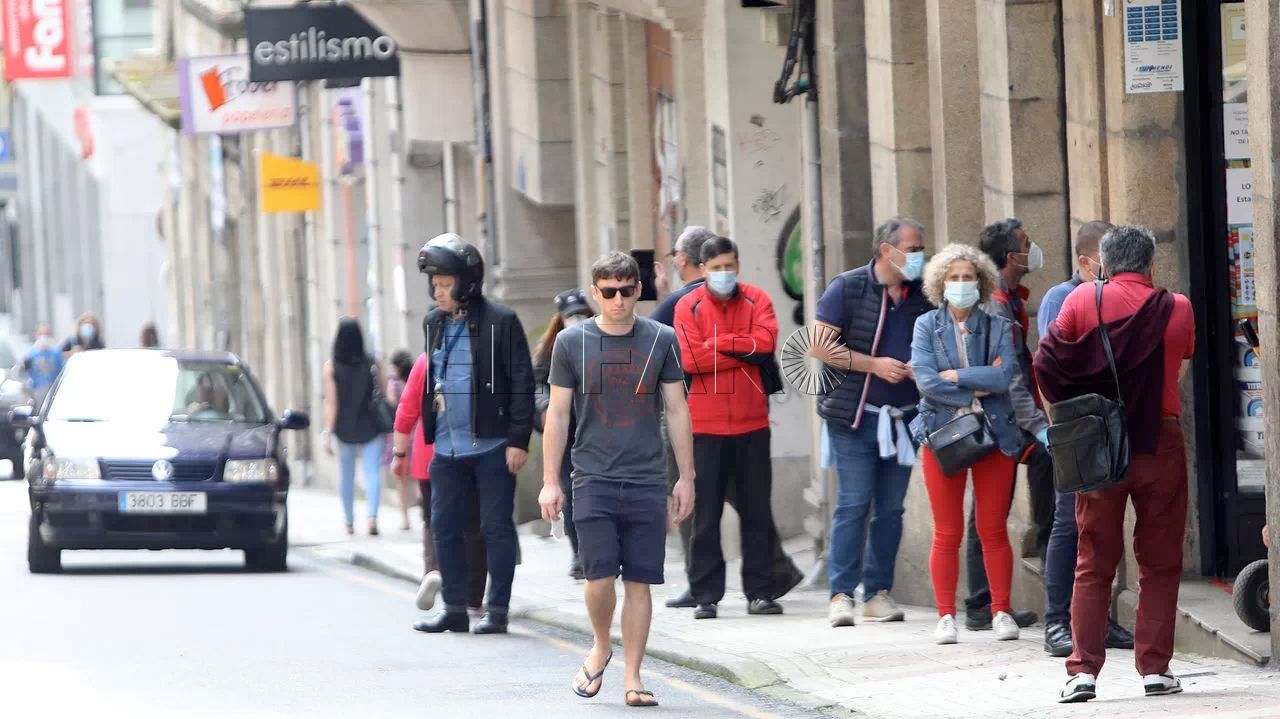 gente-paseando-sin-mascarilla