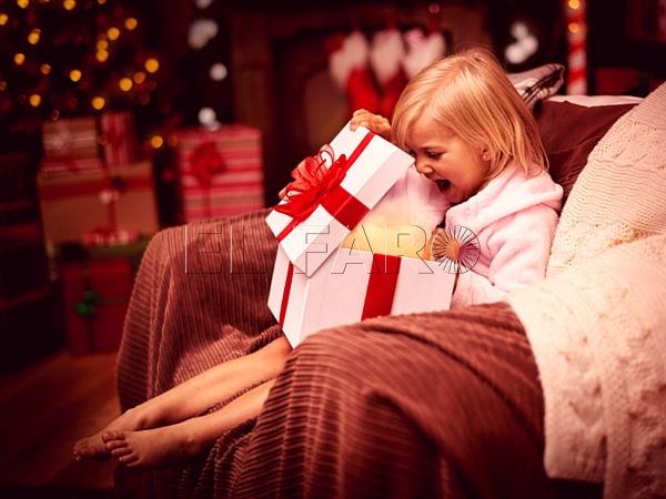 niña-abre-caja-regalos