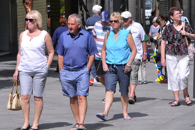 turistas-pasean-revellin
