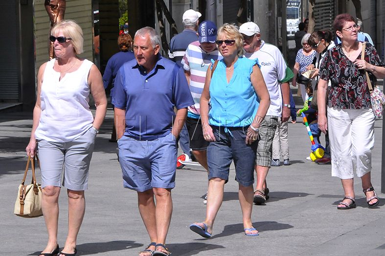 turistas-pasean-revellin