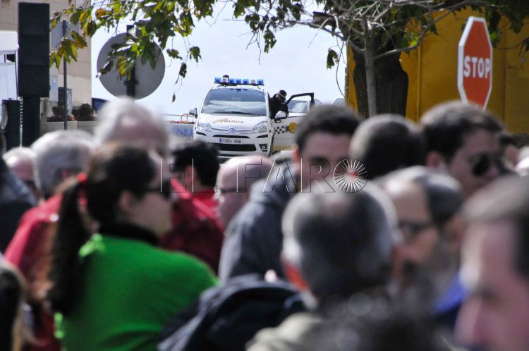 coche-policia-local-gente-calle