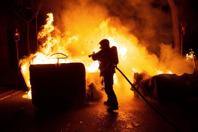 disturbios-barcelona-incendio