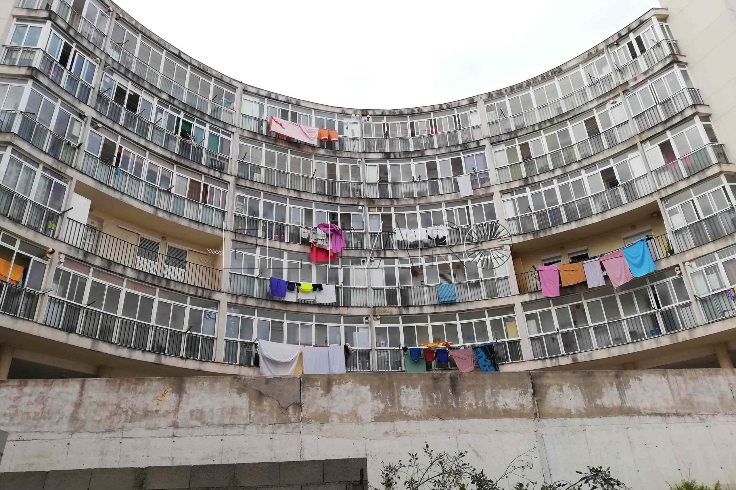 edificio-vivienda-antiguo-balcones