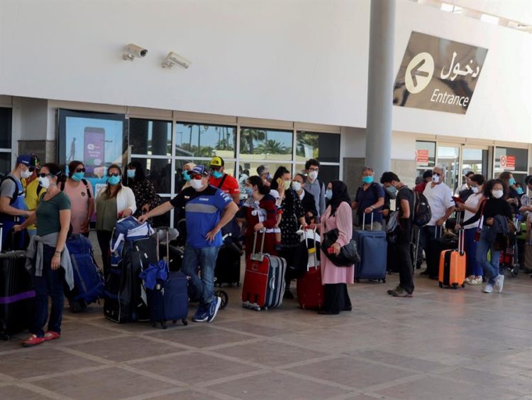 pasajeros-esperando-aeropuerto-avion-marruecos