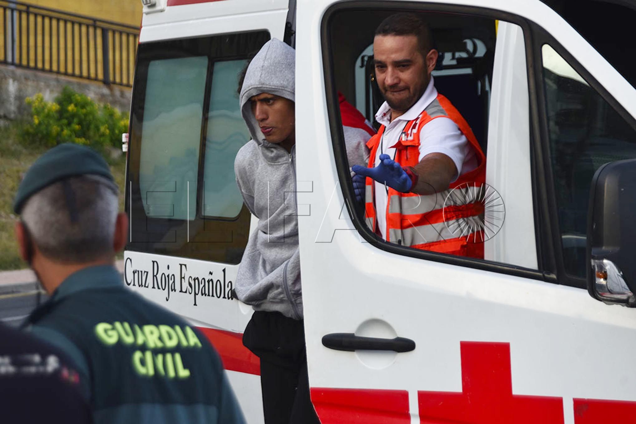 guardia-civil-cruz-roja-inmigrante