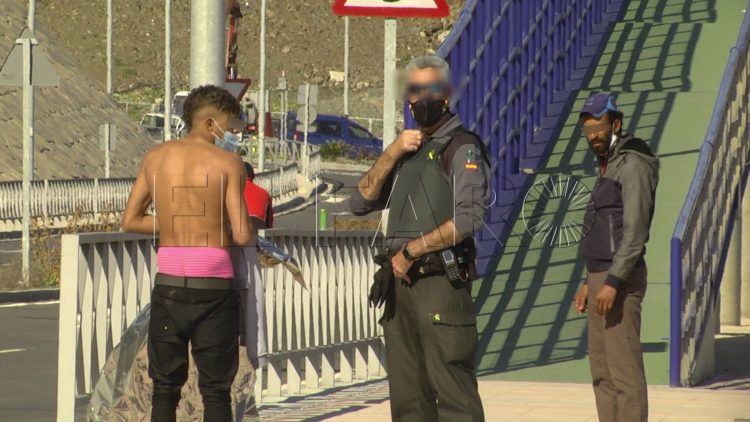 guardia-civil-personas-huir-nado-marruecos