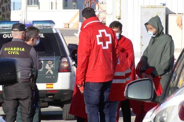 inmigrantes-cruz-roja-guardia-civil