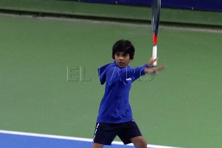 niño-jugando-tenis-raqueta