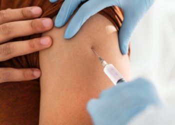 pinchazo-vacuna-colegio-medicos