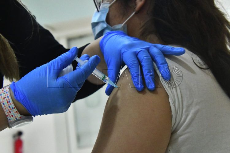 vacuna-coronavirus-jeringuilla-brazo