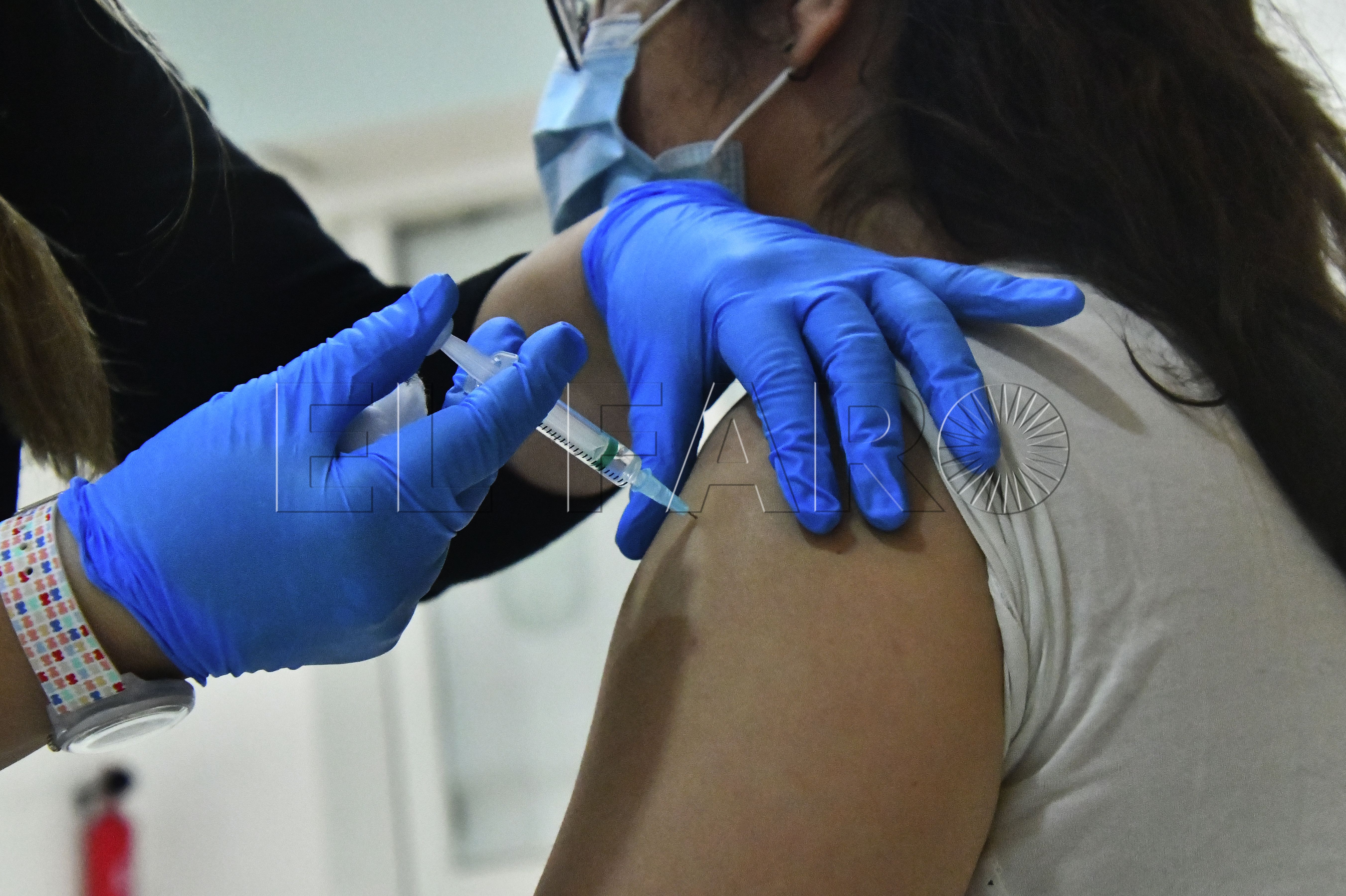 vacuna-coronavirus-jeringuilla-brazo