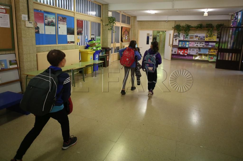 alumnos-entrando-colegio-aula
