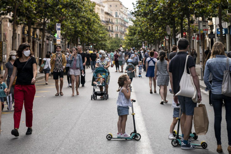 paseo-gente-calle-generica