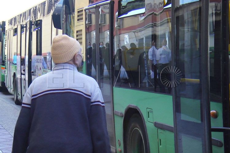 persona-espera-autobuses
