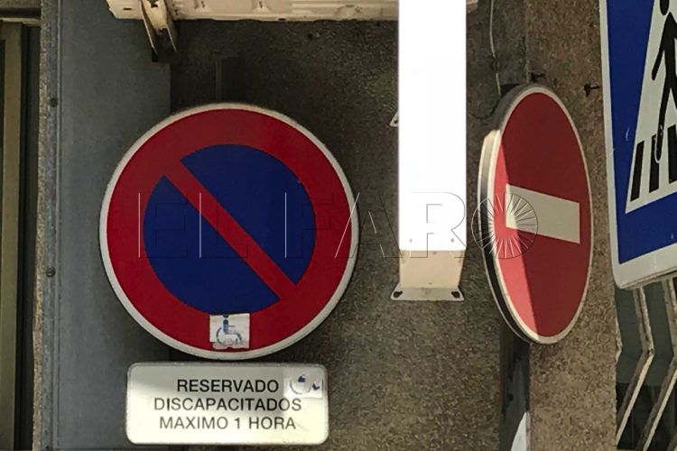 señal-reservado-aparcar-estacionamiento-discapacitados