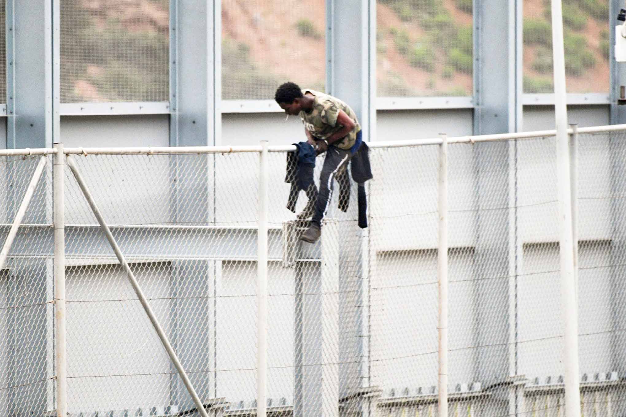 inmigrante-encaramado-valla