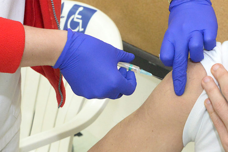 vacuna-coronavirus-jeringuilla-brazo