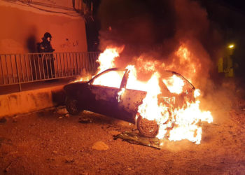 vehiculo-coche-quema-incendio-bomberos-principe-felipe