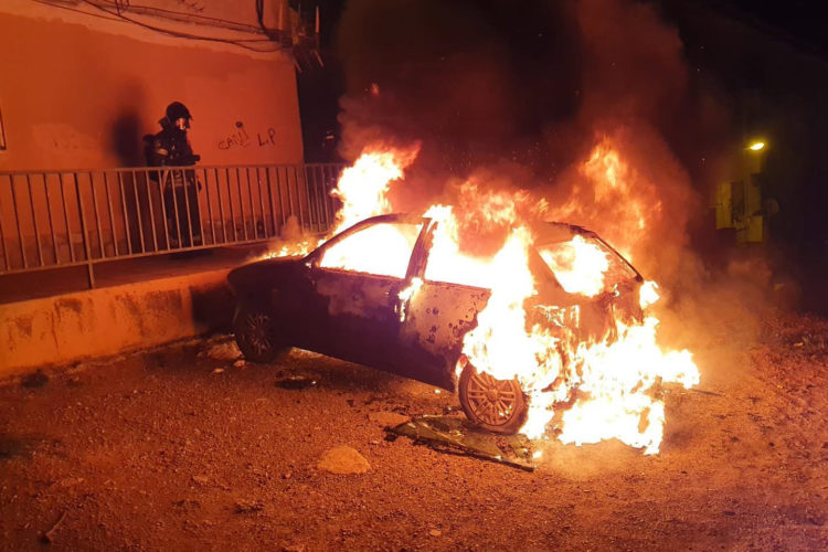 vehiculo-coche-quema-incendio-bomberos-principe-felipe