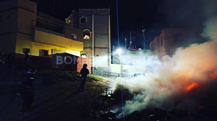 bomberos-fuego-arcos-quebrados-basura-incendios-noche