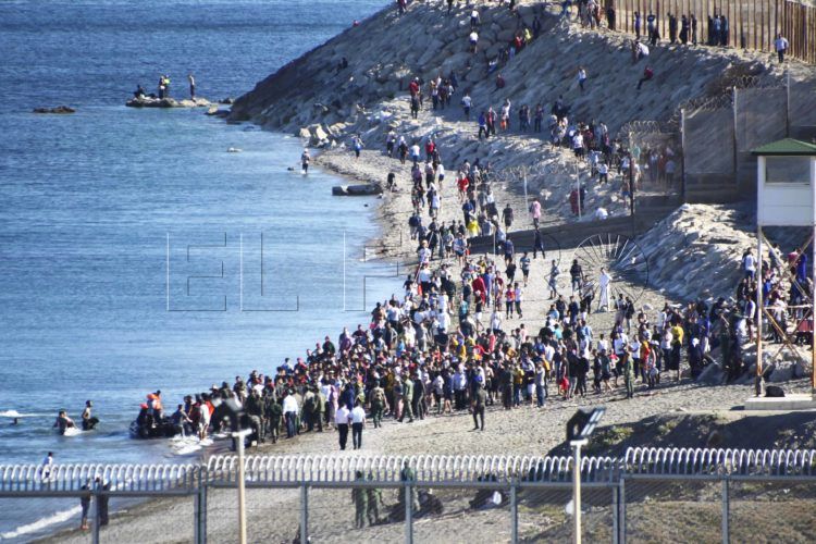 entrada-masiva-inmigrantes-nado-tarajal