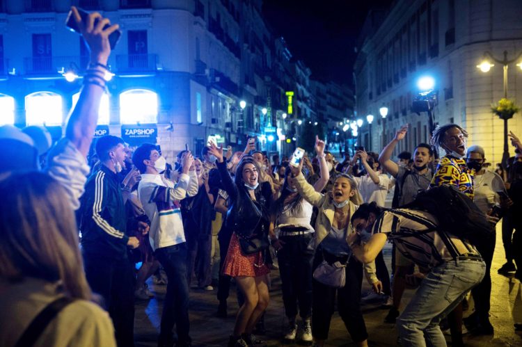 jovenes-fiesta-puerta-sol-madrid
