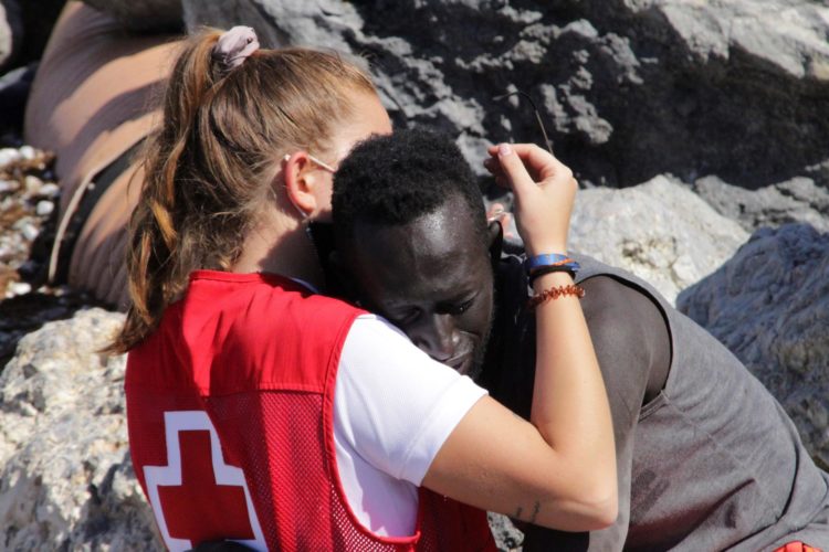 luna-voluntaria-cruz-roja-inmigrante-ceuta