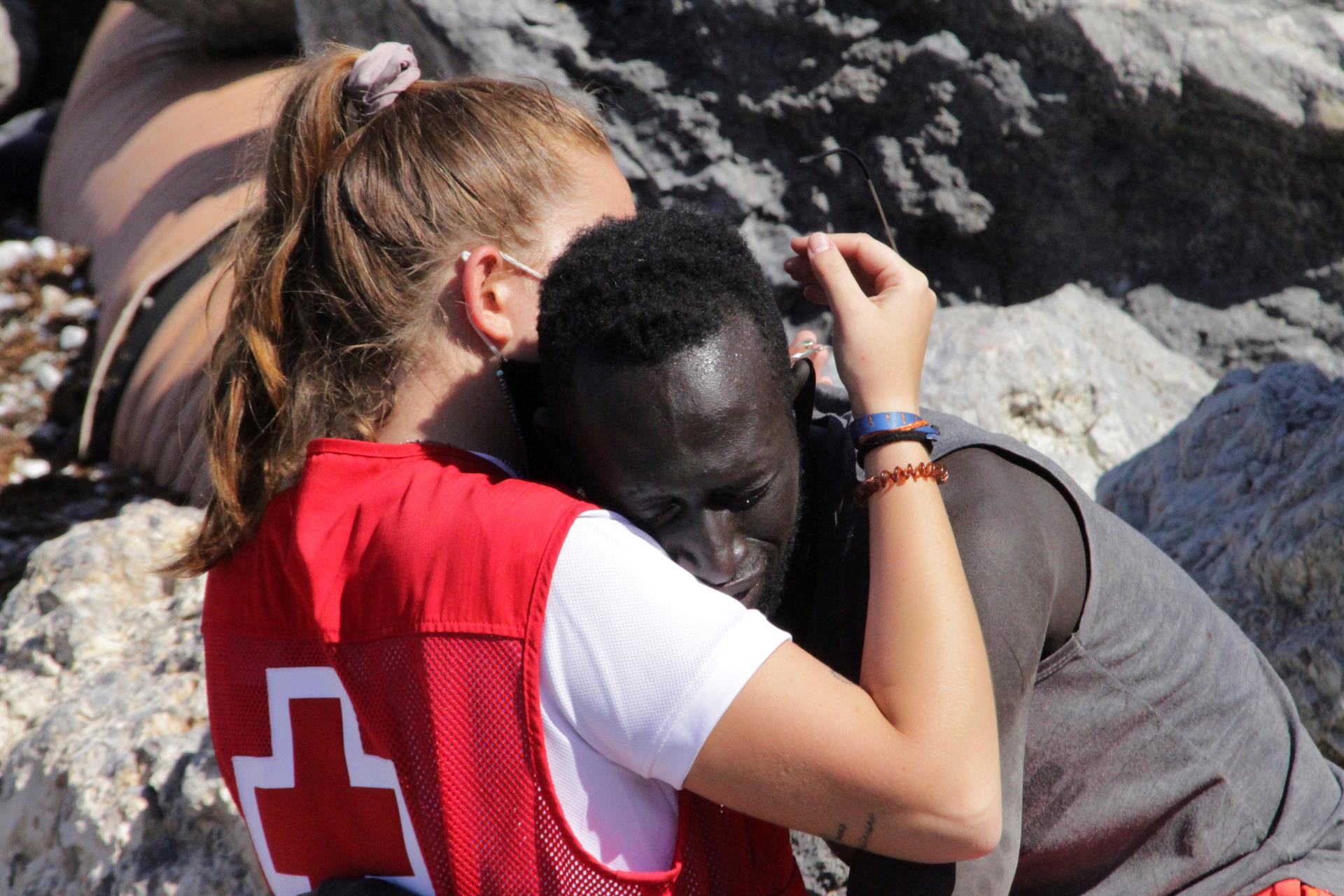 luna-voluntaria-cruz-roja-inmigrante-ceuta