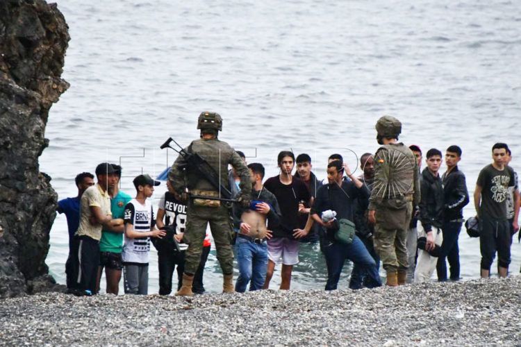militares-playa-tarajal-entrada-inmigrantes-6
