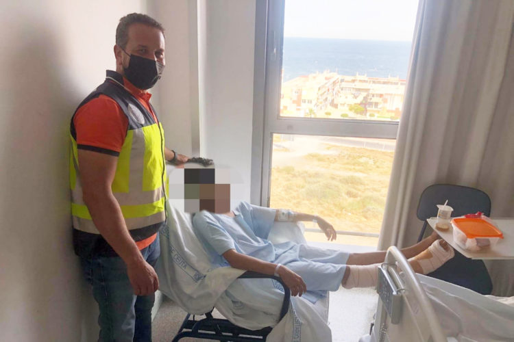 policia-nacional-menor-usama-techo-nave-tarajal-hospital