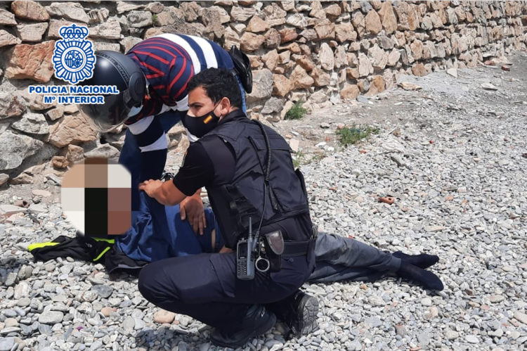 policia-nacional-salva-vida-hombre-tarajal