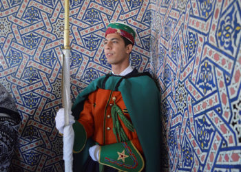 GRAF386. RABAT (MARRUECOS), 06/05/2021.- Un miembro de la Guardia Real en el Mausoleo de Mohamed V de Rabat, Marruecos, este jueves. Una nueva corriente de ultraderecha est· tomando cuerpo en las redes sociales en Marruecos, donde sus seguidores recurren a un lectura patriÛtica de la historia para buscar estÌmulos al orgullo nacional y superar las narrativas derechistas tradicionales. EFE/ Javier Otazu