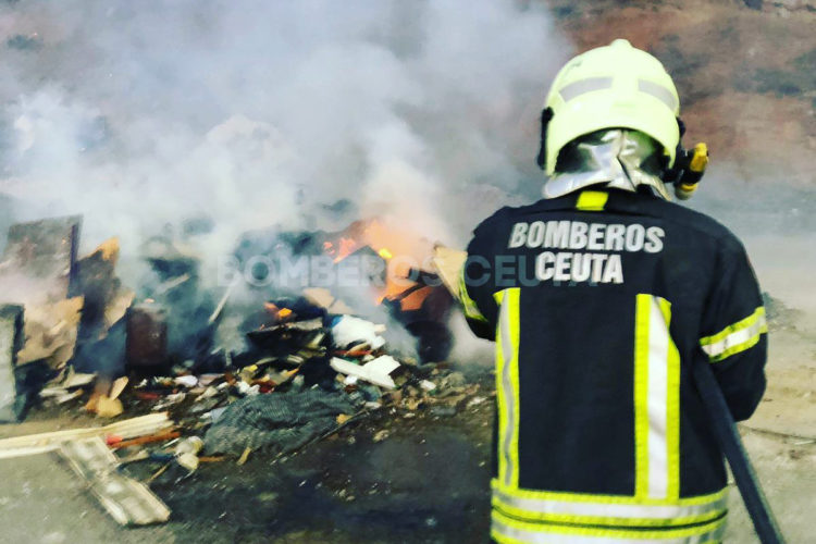 bomberos-basura-incendio-calle-fuerte