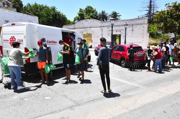 caritas-entrega-alimentos-inmigrantes-iglesia-valle-2