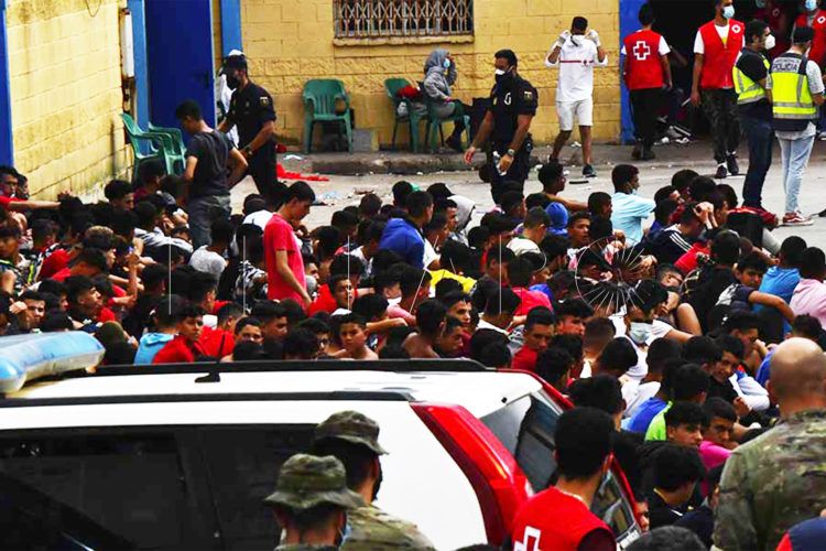 Menores llegando a Ceuta y en las naves de el Tarajal