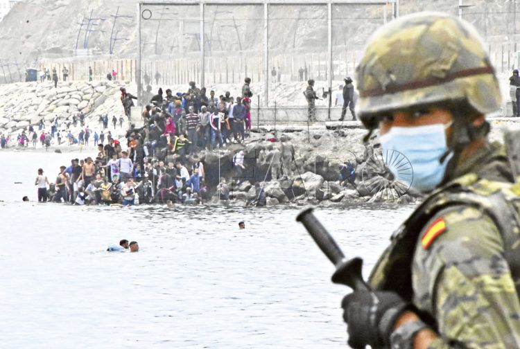 militar-inmigrantes-entrada-tarajal