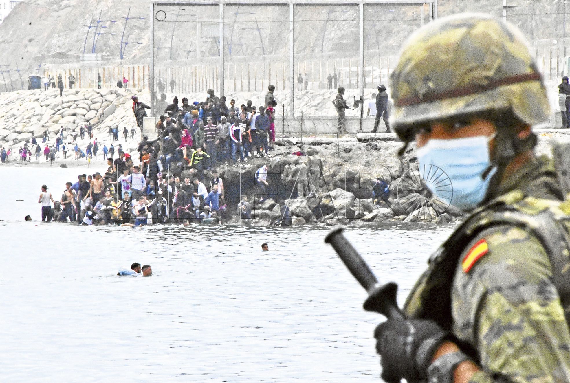 militar-inmigrantes-entrada-tarajal