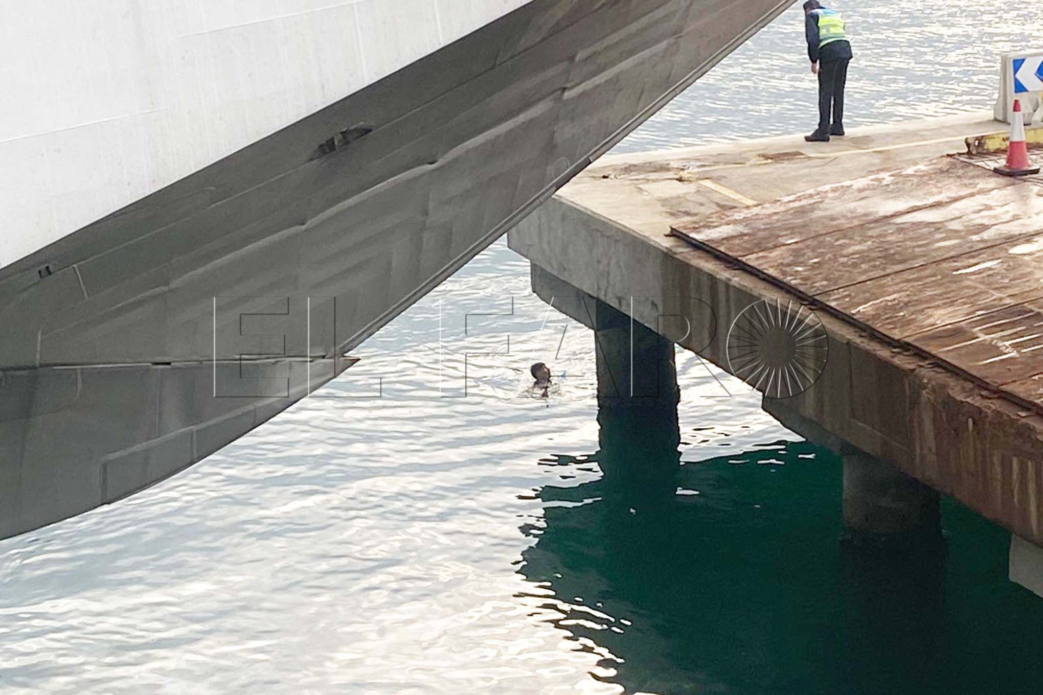 retraso-ferry-inmigrante-agua