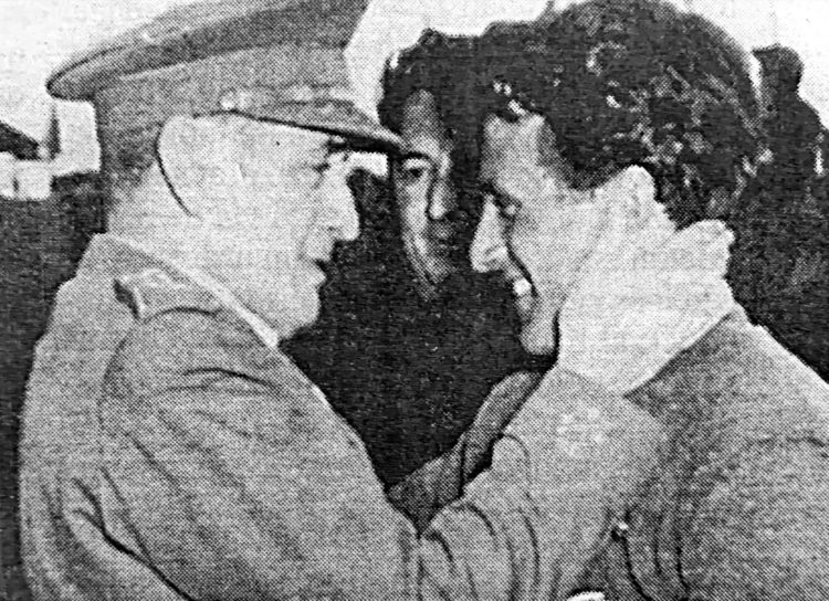 El capitán general Agustín Muñoz Grandes (padre), abraza paternalmente a un soldado que estuvo a sus órdenes en Rusia al llegar a Barcelona del cautiverio en el buque 'Semiramis' en 1954.