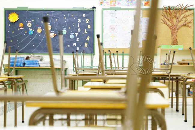 aula-colegio-pizarra-sillas-mesas