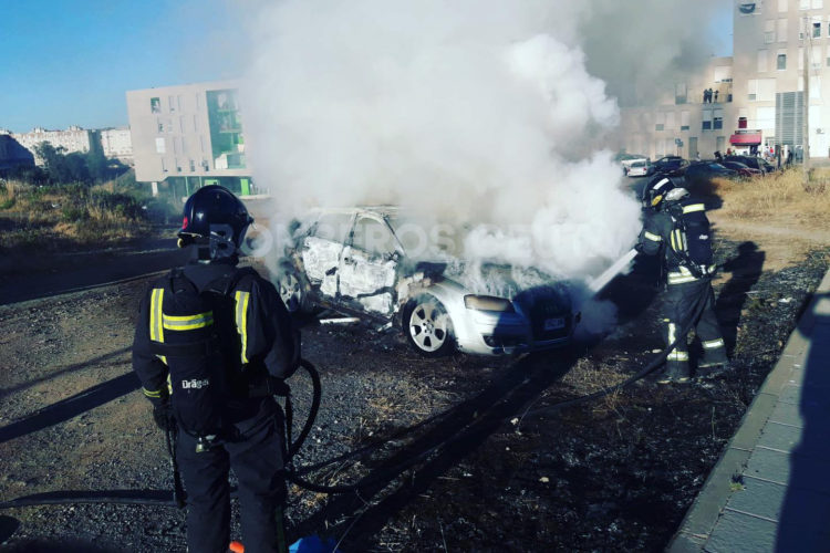 bomberos-vehiculo-coche-quemado-doctora-soraya