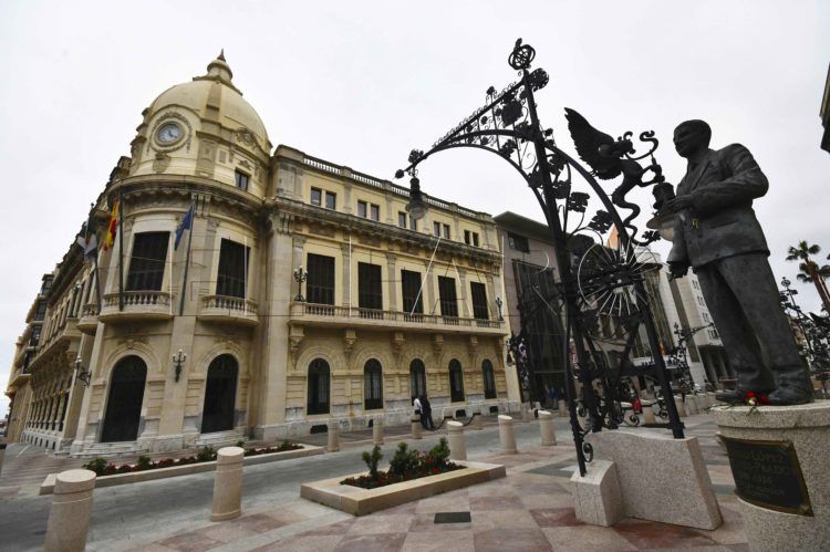 fachada-ayuntamiento-estatua-sanchez-prado