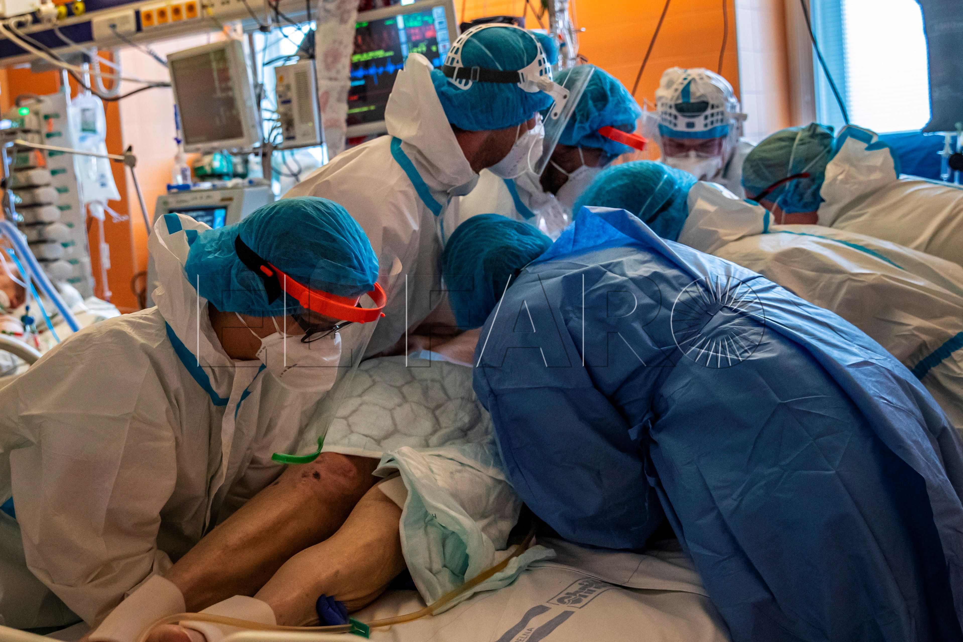 Prague (Czech Republic), 19/10/2020.- Healthcare workers attend to a COVID-19 patient in the department of anaesthesiology, resuscitation and intensive care medicine (ICU) at General University Hospital in Prague, Czech Republic, 19 October 2020. The Czech Republic recorded a rise in the COVID-19 disease, an increase in newly detected infections exceeding 11,000 in one day for the first time, resulting in the government to impose a series of new restrictive measures. (República Checa, Praga) EFE/EPA/MARTIN DIVISEK ATTENTION: This Image is part of a PHOTO SET