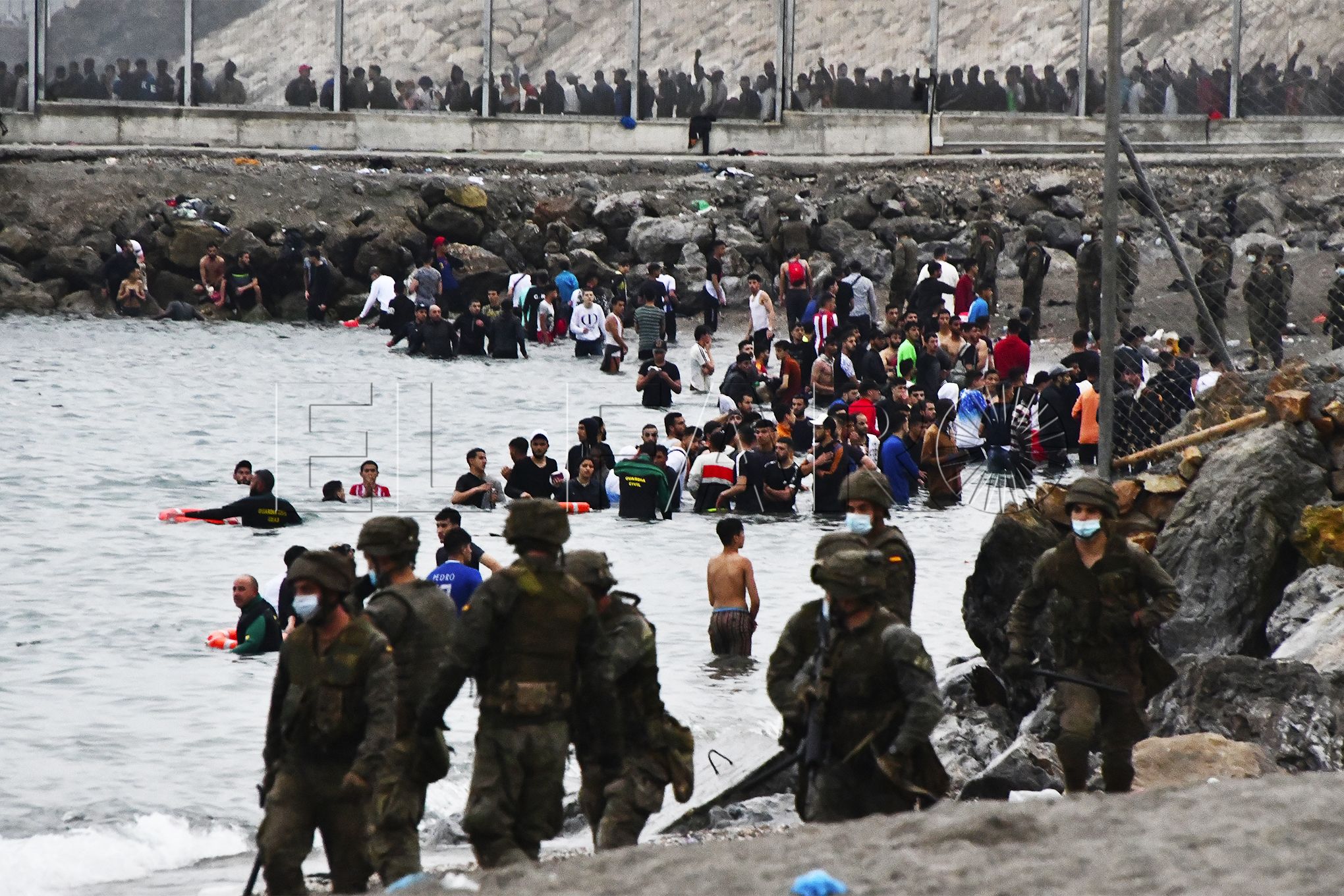Ceuta despliegue del ejercito en la playa de el Tarajal